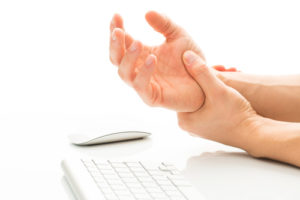 what causes carpal tunnel syndrome