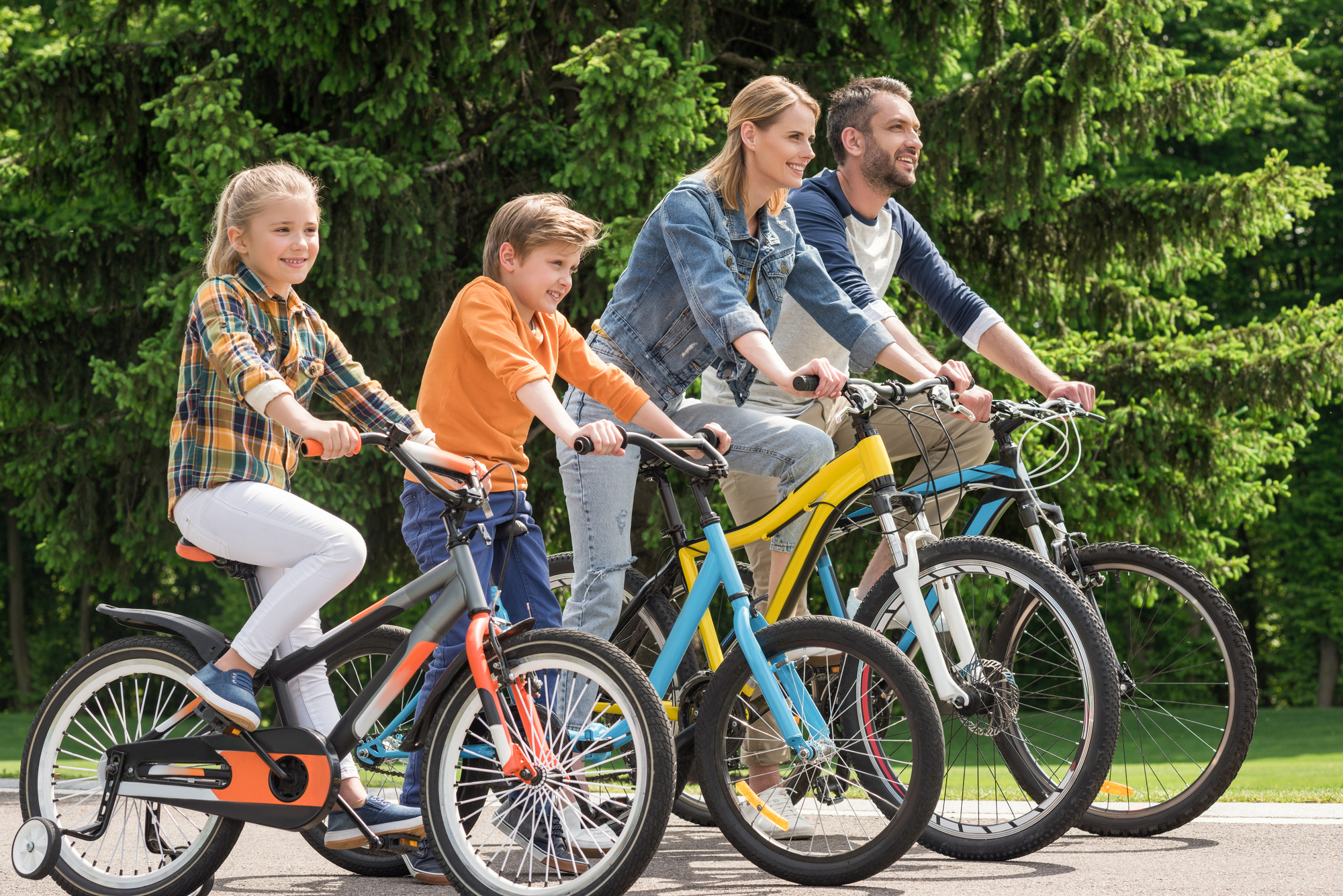 Семейное катание на велосипедах